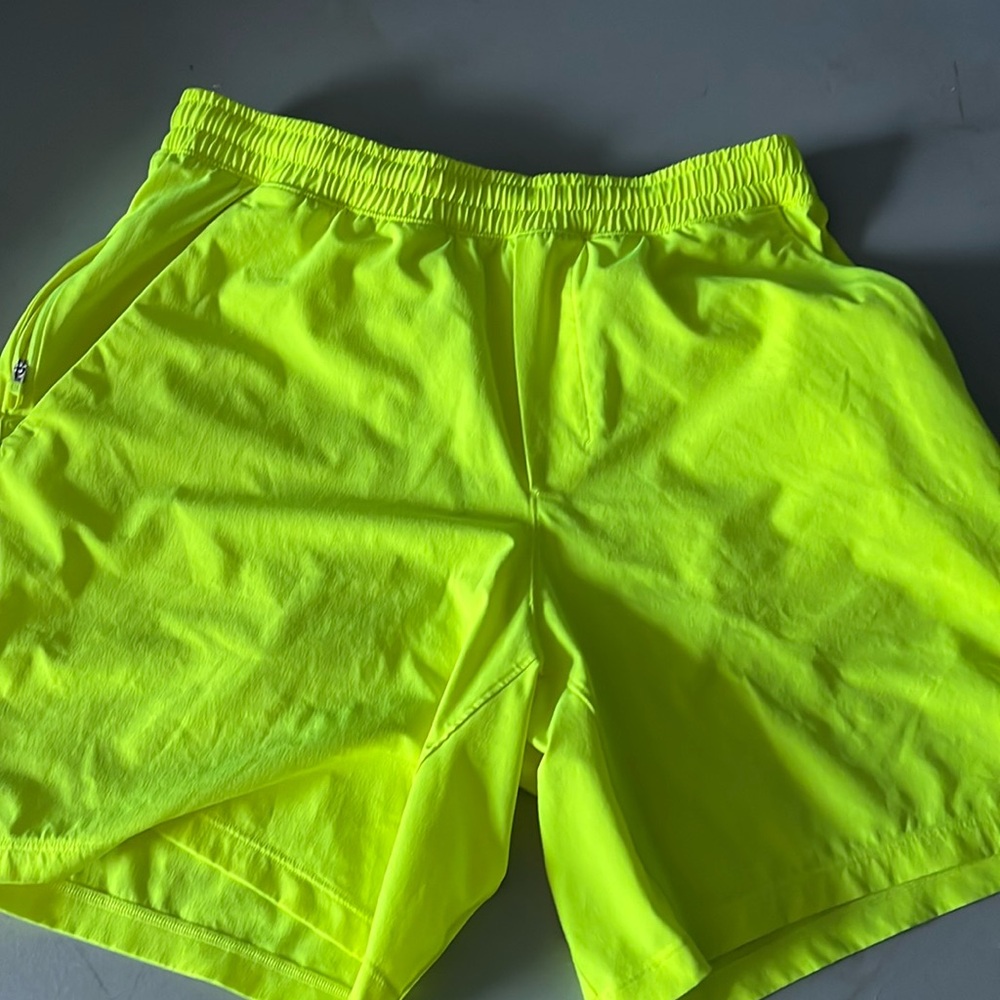 Lululemon Mens linerless pace breaker 7in!! Like new Large! Neon!